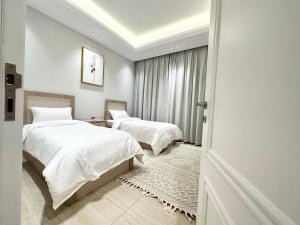 Ένα ή περισσότερα κρεβάτια σε δωμάτιο στο Luxurious 3 Bedroom Apartment - 5 minutes to Boulevard +5 φωτογραφίες