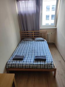 una camera da letto con un letto e due asciugamani di Urbannestgroup - City Center - Pereca 2 a Varsavia