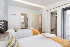 Una habitación blanca con dos camas y un espejo. en Centralgarve - Villa Crown 22, en Quarteira 46 fotos más