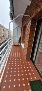 un balcone di un edificio con muro di mattoni di Habitacion de lujo *Baño Privado* Zona Centro a Madrid