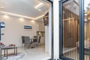 une cuisine et une salle à manger avec une porte coulissante en verre dans l'établissement Luxurious 2 King-size bed flat with Patio, à Londres