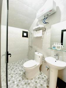 a bathroom with a toilet and a sink at Avatar Homestay & Coffee - Mộc Châu in Mộc Châu
