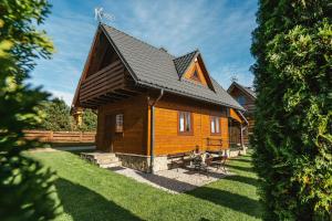ein kleines Holzhaus in einem Hof in der Unterkunft Domki u Adasia in Krośnica