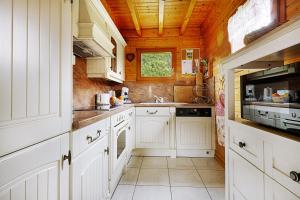 Kuchyň nebo kuchyňský kout v ubytování Le Chalet des Cœurs - Avec vue montagne + 6 fotografií