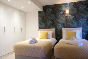 Säng eller sängar i ett rum på Stunning 6 Bedroom House, Free Parking & Garden