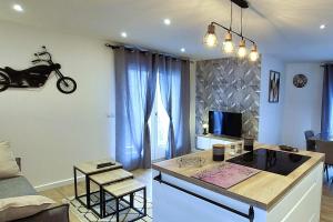 Telewizja i/lub zestaw kina domowego w obiekcie Le Cosy Alpin, T2, parking proche lac