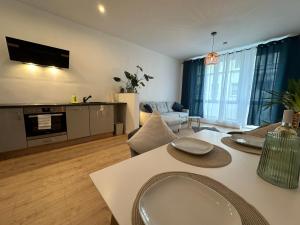 a living room with a white table and a living room at Modern, stylisch und zentral! in Meuselwitz