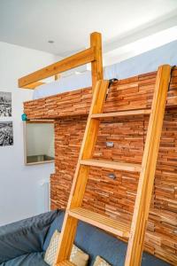een houten stapelbed met een ladder in een kamer bij Charmant Studio Boulevard Voltaire in Parijs