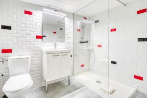 een witte badkamer met een toilet en een douche bij Charmant Studio Boulevard Voltaire in Parijs