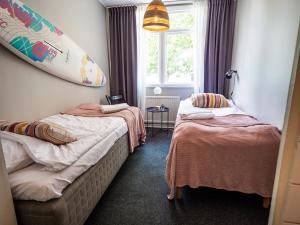Postel nebo postele na pokoji v ubytování Surfviken Glamping and B&B