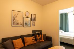 sala de estar con sofá y cama en Surfviken Glamping and B&B, en Stenungsund