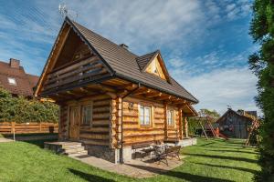 eine Blockhütte mit Dachschräge in der Unterkunft Domki u Adasia in Krośnica