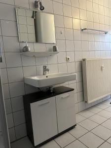 uma casa de banho com um lavatório e um espelho em Charmante Altbauwohnung em Erlangen