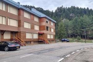 un edificio con un coche aparcado delante de él en Family Place, Next to Ski Lift & Mountain view!, en Alp