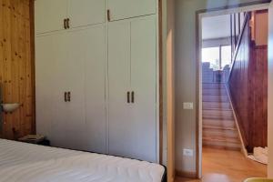 1 dormitorio con 1 cama y puerta corredera de cristal en Family Place, Next to Ski Lift & Mountain view!, en Alp