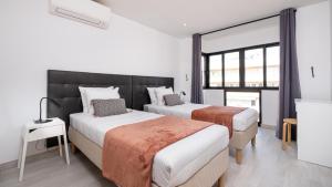 um quarto de hotel com duas camas e uma janela em Vilamoura - Spacious with Swimming Pool & View em Vilamoura