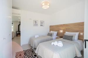 zwei Betten in einem Hotelzimmer mit Handtüchern darauf in der Unterkunft Villa Anita - By SCH in Salir de Porto + 13 Fotos