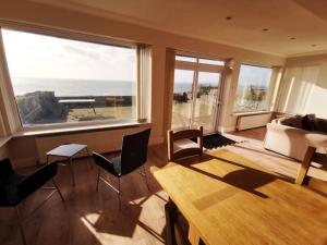 uma sala de estar com vista para o oceano em BOURNECOAST: BUNGALOW - AMAZING SEA VIEWS - HB2656 em Bournemouth