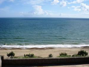 uma vista para uma praia com o oceano em BOURNECOAST: BUNGALOW - AMAZING SEA VIEWS - HB2656 em Bournemouth