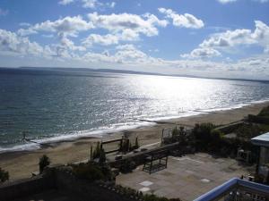 uma vista para a praia a partir da varanda de um condomínio em BOURNECOAST: BUNGALOW - AMAZING SEA VIEWS - HB2656 em Bournemouth