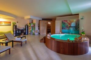 una gran sala de estar con una gran bañera de hidromasaje. en Grand Hotel Sofia, en Noto