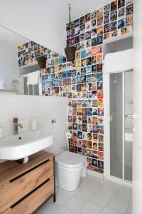 bagno con servizi igienici e parete di foto di Acasha loft a Vittoria
