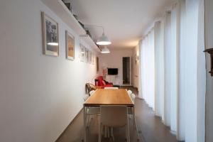 een hal met een tafel en stoelen in een kamer bij Acasha loft in Vittoria