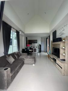 a large living room with a couch and a table at ATPoolVillaHuaHin เอทีพูลวิลล่าหัวหิน in Ban Wang Bot