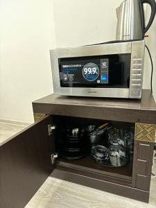 un horno microondas en la parte superior de un armario en Iko's Family Apartments, en Batumi