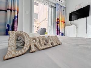 a bed with a sign that says rave at WSD Glyfada Cozy 1BD Apartment with Balcony near Beach in Athens