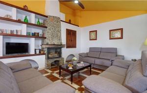 sala de estar con 2 sofás y chimenea en Cortijo Los Madroños en Frigiliana