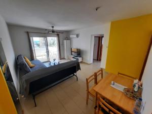 - un salon avec un canapé et une table dans l'établissement Large apt 2 bedrooms sea view & 2 balconies, à Larnaka