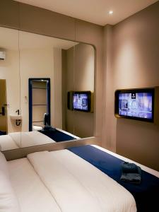 Tempat tidur dalam kamar di Qube Hotel by 98hospitality