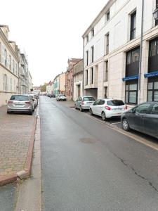 a street with cars parked on the side of the road at Merveilleux T2 en hypercentre in Châlons-en-Champagne