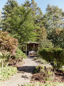 um caminho que leva a um gazebo num parque em BnB Rauschenberg em Rauschenberg