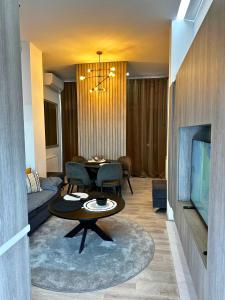 - un salon avec un canapé et une table dans l'établissement Sara Apartment, à Strumica