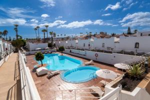 uitzicht op het zwembad vanaf het balkon van een hotel bij Las Casitas de Corralejo in Corralejo