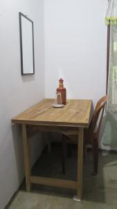 Anuhas Family Resort & Water House في أنورادابورا: طاولة خشبية فوقها غلاية شاي