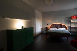 una camera con letto e cassettiera verde di Acasha loft a Vittoria