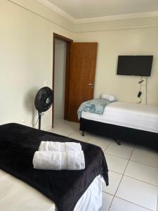 Habitación de hotel con cama y TV en Apartamentos em Vicente Pires, en Brasilia
