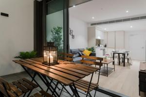 ein Esszimmer und ein Wohnzimmer mit einem Tisch und Stühlen in der Unterkunft Modern 2 Bedroom Apartment Darling Square in Sydney