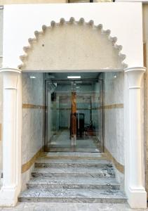 una entrada a un edificio con una puerta de cristal en Ras Star Residence - Home Stay, en Dubái
