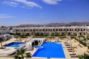 uma imagem de um resort com piscina em A Residence - Superior One Bedroom Aparthotel em Sharm el Sheikh
