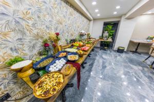 una lunga tavola piena di piatti di cibo di Grand Gedikpasha Hotel a Istanbul