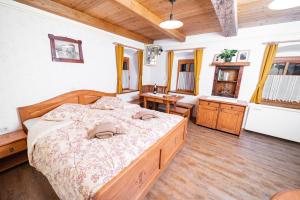 Guesthouse Močivnik في Okroglice: غرفة نوم بسرير كبير في غرفة