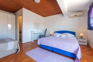 Posteľ alebo postele v izbe v ubytovaní Perica apartment and Perica room with separate entrance