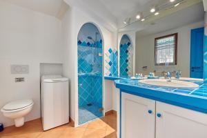 a bathroom with a toilet and a sink at Résidence Belvedere de Palombaggia in Porto-Vecchio
