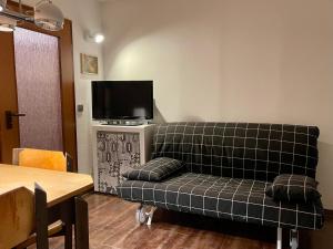 a living room with a couch and a flat screen tv at Wunderschönes 2 Zimmer Apartment Zentrum Goldstadt in Pforzheim