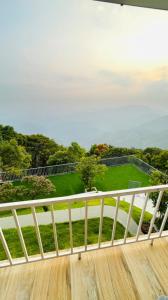 balkon z widokiem na zielony dziedziniec w obiekcie Mountain Bells Villa Vagamon w mieście Vagamon