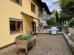 a garden in front of a house with a table at Wunderschönes 2 Zimmer Apartment Zentrum Goldstadt in Pforzheim